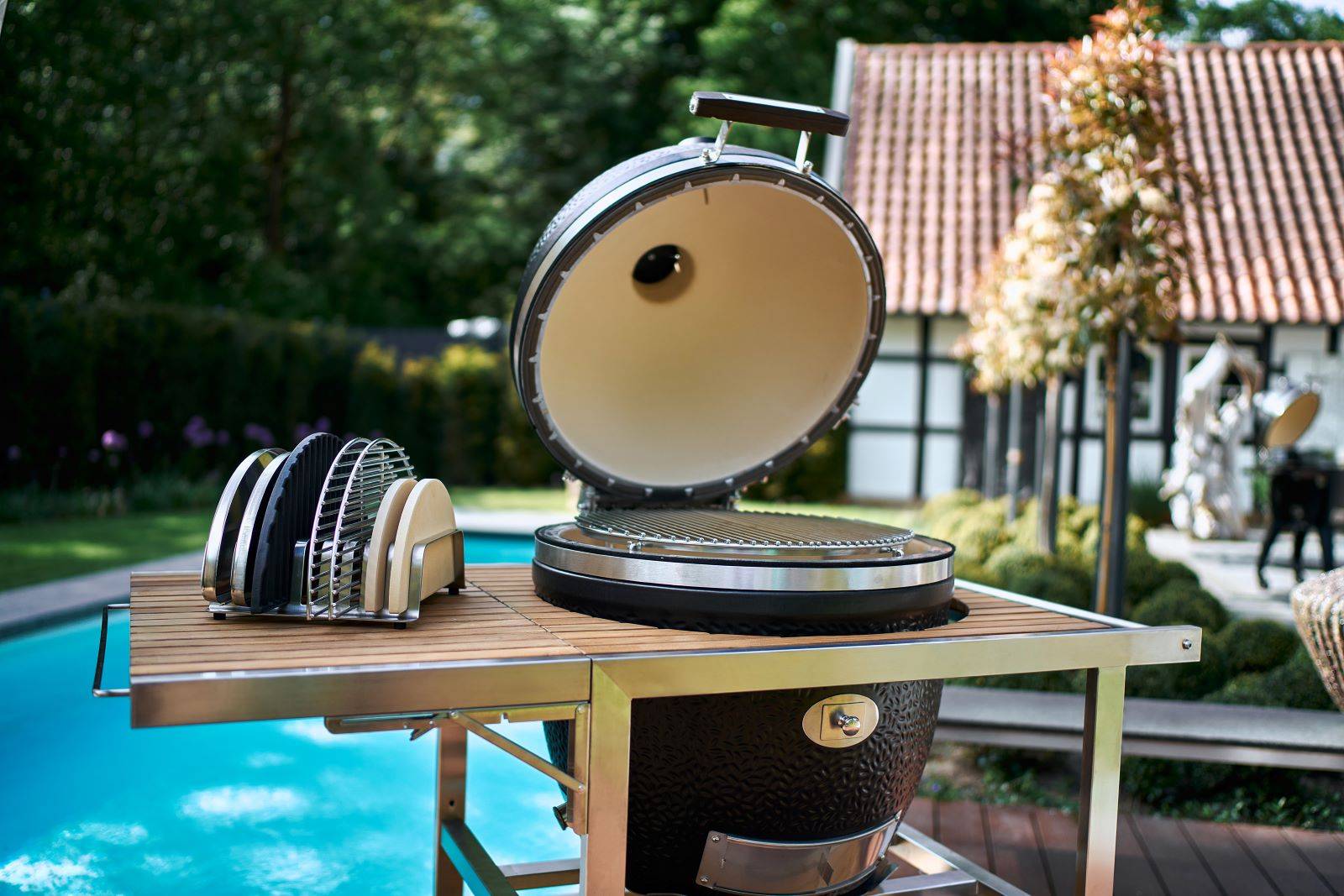 Le KAMADO MONOLITH chez CUISINE OUTDOOR à Toulouse