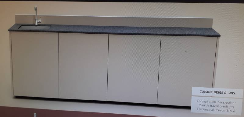 Cuisne d'été avec plan de travail en granit gris et habillage beige - Cuisine Outdoor - Toulouse