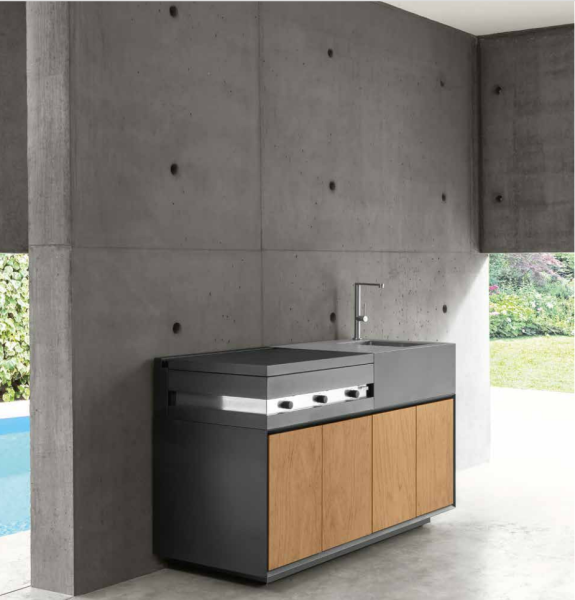 Cuisine d'été avec 2 modules ; en bois d'accoya teinté teck naturel avec évier et barbecue gaz à Sète