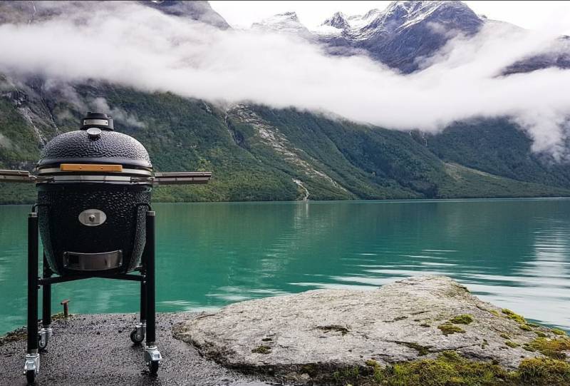 Découvrez le KAMADO AVANT GARDE CLASSIC de chez MONOLITH - Disponible en commande chez Cuisine Outdoor Toulouse