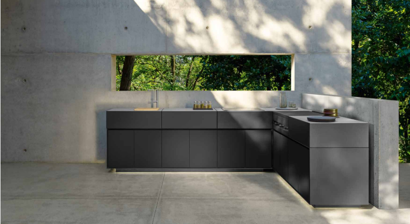 Aménagement d'une cuisine extérieure sur mesure avec plan de travail, évier et barbecue à Montpellier