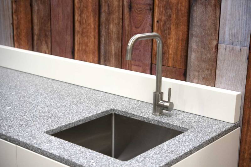 Evier et robinetterie Inox avec  plan de travail en granit Gris - Cuisine Outdoor - Toulouse